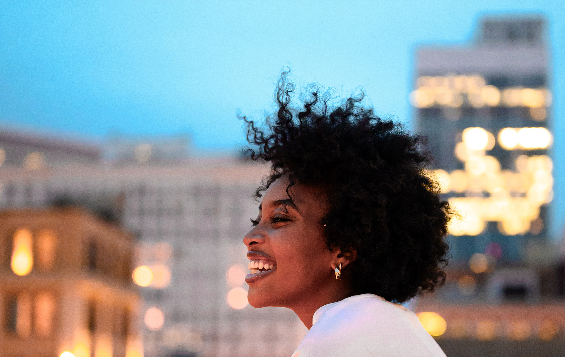 Una mujer negra sonriente